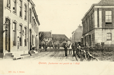 11800 Gezicht op het Hof te Rhenen, uit het westen, met links het postkantoor. N.B. De naam Hof is rond 1910 gewijzigd ...